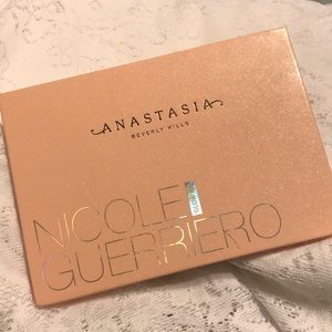 Anastasia Beverly Hills Nicole Guerriero glow kit